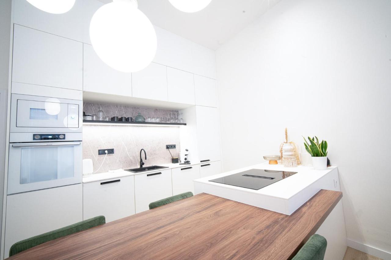 Modern 5 Min Wenceslas Square Apartment, Apartamento Praga