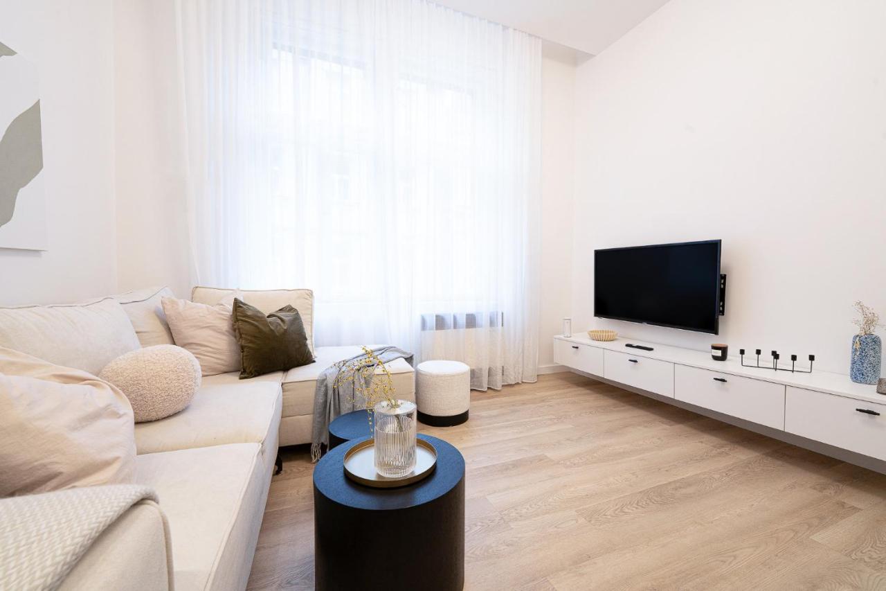Modern 5 Min Wenceslas Square Apartment, Praga